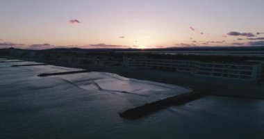 Dalgaların kıyıya çarpması, Palavas les Flotes 'da dalga kırıcı. 2020 'de Fransa' nın güneyinde Palavas les flots, Herault 'da çekilen yüksek kaliteli 4K DJI Phantom 4 PRO görüntüsü.