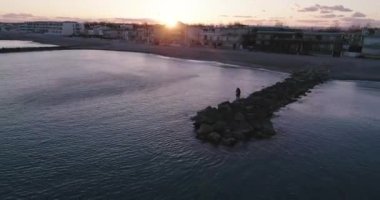 Dalgaların kıyıya çarpması, Palavas les Flotes 'da dalga kırıcı. 2020 'de Fransa' nın güneyinde Palavas les flots, Herault 'da çekilen yüksek kaliteli 4K DJI Phantom 4 PRO görüntüsü.