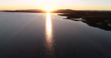 İnsansız hava aracı Fransa 'da okyanus ufkunda pembe canlı gün batımına doğru uçuyor. 2020 yılında Romanya 'da yüksek kaliteli 4K DJI Phantom 4 PRO İHA görüntüsü çekildi