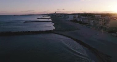 Montpellier yakınlarındaki Fransız sahil kasabası Palavas les Flots 'un hava manzarası. 2020 'de Fransa' nın güneyinde Palavas les flots, Herault 'da çekilen yüksek kaliteli 4K DJI Phantom 4 PRO görüntüsü.