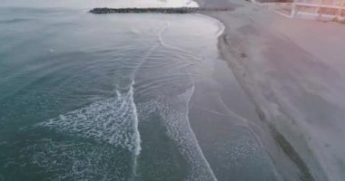 Dalgaların kıyıya çarpması, Palavas les Flotes 'da dalga kırıcı. 2020 'de Fransa' nın güneyinde Palavas les flots, Herault 'da çekilen yüksek kaliteli 4K DJI Phantom 4 PRO görüntüsü.