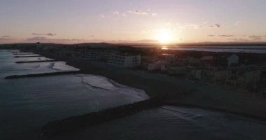 Montpellier yakınlarındaki Fransız sahil kasabası Palavas les Flots 'un hava manzarası. 2020 'de Fransa' nın güneyinde Palavas les flots, Herault 'da çekilen yüksek kaliteli 4K DJI Phantom 4 PRO görüntüsü.