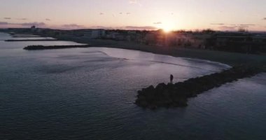 Dalgaların kıyıya çarpması, Palavas les Flotes 'da dalga kırıcı. 2020 'de Fransa' nın güneyinde Palavas les flots, Herault 'da çekilen yüksek kaliteli 4K DJI Phantom 4 PRO görüntüsü.