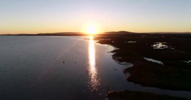 Okyanus suyunun üzerinde tropik altın gün batımı. Güneşin batışının havadan görünüşü. 2020 yılında Romanya 'da yüksek kaliteli 4K DJI Phantom 4 PRO İHA görüntüsü çekildi