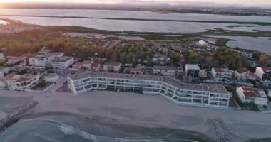 Dalgaların kıyıya çarpması, Palavas les Flotes 'da dalga kırıcı. 2020 'de Fransa' nın güneyinde Palavas les flots, Herault 'da çekilen yüksek kaliteli 4K DJI Phantom 4 PRO görüntüsü.