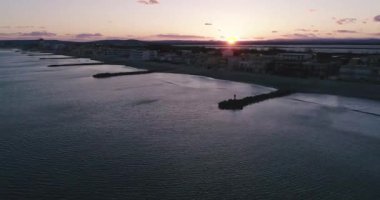 Dalgaların kıyıya çarpması, Palavas les Flotes 'da dalga kırıcı. 2020 'de Fransa' nın güneyinde Palavas les flots, Herault 'da çekilen yüksek kaliteli 4K DJI Phantom 4 PRO görüntüsü.