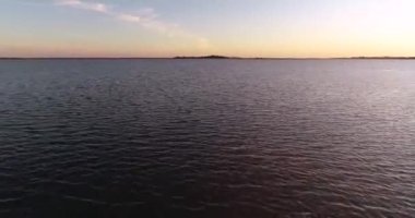 Güzel denizin üzerinde uçan İHA 'nın havadan görüntüsü. Deniz suyu yüzeyinin üzerinde uçuyor. 2020 yılında Romanya 'da yüksek kaliteli 4K DJI Phantom 4 PRO İHA görüntüsü çekildi