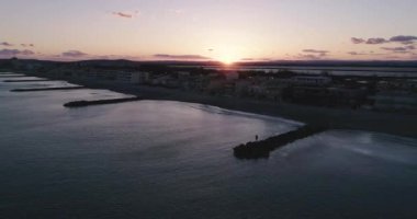 Dalgaların kıyıya çarpması, Palavas les Flotes 'da dalga kırıcı. 2020 'de Fransa' nın güneyinde Palavas les flots, Herault 'da çekilen yüksek kaliteli 4K DJI Phantom 4 PRO görüntüsü.