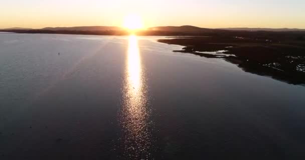 Drone Vuelo Hacia Rosa Vibrante Puesta Sol Horizonte Oceánico Francia — Vídeos de Stock