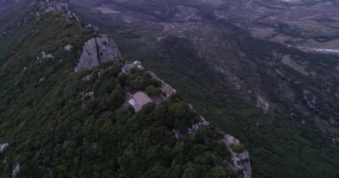 Fransa 'nın güneyindeki Occitanie' de Pic St Loup 'un günbatımı manzarası. Temmuz 2020 'de yüksek kaliteli 4K DJI Phantom 4 PRO görüntüleri