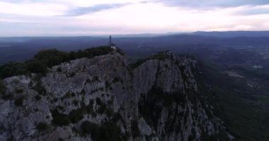 Fransa 'nın güneyindeki Occitanie' de Pic St Loup 'un günbatımı manzarası. Temmuz 2020 'de yüksek kaliteli 4K DJI Phantom 4 PRO görüntüleri