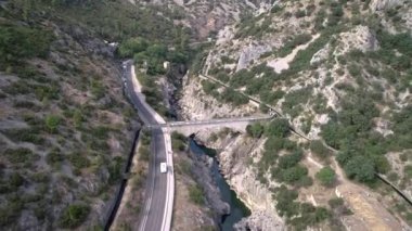 Fransa 'nın güneyinde bulunan Devils Köprüsü denen Antik Taş Köprüsü' nün hava görüntüsü. Occitanie 'deki Pic St Loup' un günbatımı hava manzarası. Pont du Diable. Temmuz 2020 'de yüksek kalite DJI Phantom 4 PRO