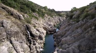Fransa 'nın güneyinde bulunan Devils Köprüsü denen Antik Taş Köprüsü' nün hava görüntüsü. Occitanie 'deki Pic St Loup' un günbatımı hava manzarası. Pont du Diable. Temmuz 2020 'de yüksek kalite DJI Phantom 4 PRO