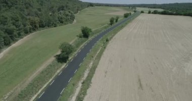 Kırsal bir yolun havadan çekilmiş, insansız hava aracı görüntüsü Güney Fransa 'nın güzel manzarasını gözler önüne seriyor. Mayıs 2020 'de çekilen en kaliteli 4K DJI Phantom 4 PRO görüntüleri