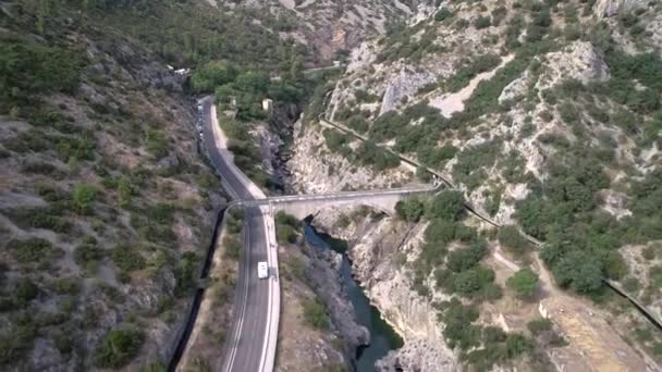 Αεροφωτογραφία Μιας Αρχαίας Πέτρινης Γέφυρας Που Ονομάζεται Γέφυρα Του Διαβόλου — Αρχείο Βίντεο