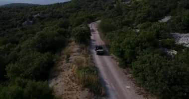 1990 model eski bir Volkswagen Golf Tavşanı Cabriolet yazın boş bir köy yoluna çıkar. Haziran 2020 'de DJI Phantom 4 PRO görüntüleriyle yüksek kaliteli 4k dosyalanmış