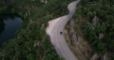 Ormandaki bir kır yolunda giden eski bir Cabriolet 'in hava manzarası. Haziran 2020 'de DJI Phantom 4 PRO görüntüleriyle yüksek kaliteli 4k dosyalanmış