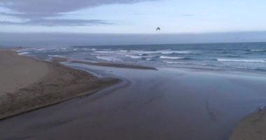 Rüzgâr yüzünden denizde oluşan fırtınalı dalgaların hava aracı görüntüsü. Yüksek Kalite 4K Phantom 4 PRO Çekimi Aralık 2020 'de Güney Fransa' da.