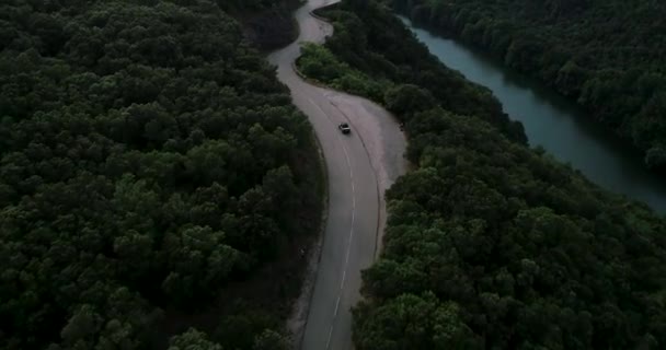 Solo Coche Conduciendo Por Una Pequeña Carretera Francesa Cerca Lago — Vídeos de Stock