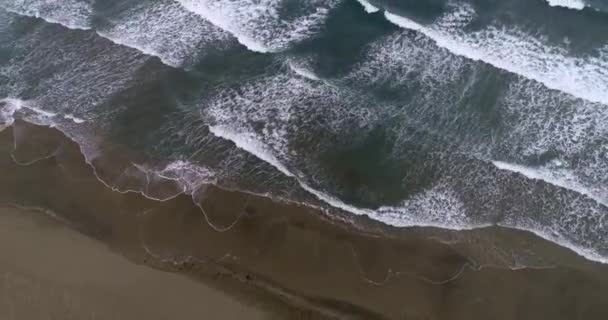 Letecký Drone Pohled Bouřlivé Vlny Tvořící Moři Důsledku Větru Vysoce — Stock video