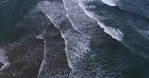 Letecký Drone Pohled Bouřlivé Vlny Tvořící Moři Důsledku Větru Vysoce — Stock video