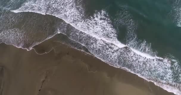 Vue Aérienne Par Drone Des Vagues Orageuses Qui Forment Dans — Video