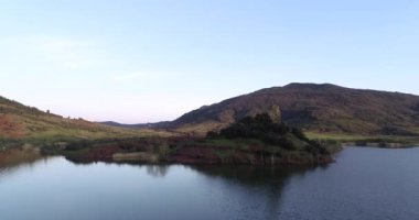 Güzel fırtınalı havayla dağ gölü üzerinde İHA uçuşu. Yüksek Kalite 4K Phantom 4 PRO Çekimi Haziran 2020 'de Güney Fransa' da. Lac du Salagou