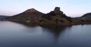 Göldeki Lac du Salagou 'nun soğuk, güzel bir günbatımı sahnesine. Yüksek Kalite 4K Phantom 4 PRO Çekimi Haziran 2020 'de Güney Fransa' da. Lac du Salagou