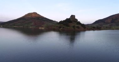 Göldeki Lac du Salagou 'nun soğuk, güzel bir günbatımı sahnesine. Yüksek Kalite 4K Phantom 4 PRO Çekimi Haziran 2020 'de Güney Fransa' da. Lac du Salagou