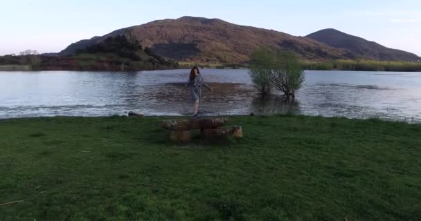 Πετώντας Γύρω Ένα Κορίτσι Στέκεται Και Απολαμβάνει Θέα Της Λίμνης — Αρχείο Βίντεο