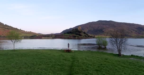 Longe Lago Inundado Uma Rapariga Árvores Fundo Água High Quality — Vídeo de Stock