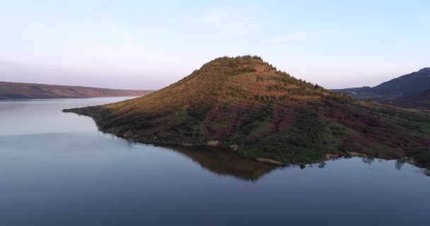 Pemandangan Udara Dari Danau Besar Hutan Pinus Dan Pegunungan Berbatu — Stok Video