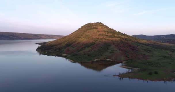 Hermosas Montañas Cámara Lenta Cordillera Paisaje Reflejo Agua Lac Salagou — Vídeos de Stock