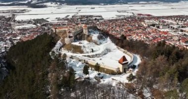 Romanya 'daki Rasnov Kalesi ve Kalesi' nin yukarıdan görünüşü. Transilvanya 'nın tepesinde. Yüksek kalite 4K DJI Maviç 3 görüntü.
