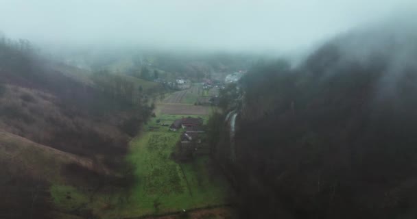 空中俯瞰着罗马尼亚的一个小村庄 绿意盎然的雨云覆盖着 雾腾腾的日出在森林里 2021年9月拍摄的高质量4K Dji Mavic 3镜头 — 图库视频影像