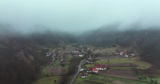 Luchtfoto Van Een Klein Roemeens Dorpje Weelderige Groene Regenwolk Misty — Stockvideo