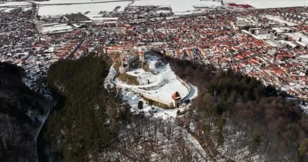 Vista Aérea Aérea Rasnov Citadel Fortaleza Romênia Topo Colina Transilvânia — Vídeo de Stock
