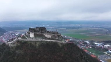 Bulutlu bir günde Ortaçağ Taş Kalesi 'nin çarpıcı hava manzarası. Eylül 2020 'de yüksek kaliteli 4K DJI Maviç 3 görüntü