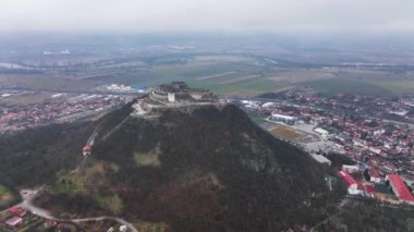 Bulutlu bir günde Ortaçağ Taş Kalesi 'nin çarpıcı hava manzarası. Eylül 2020 'de yüksek kaliteli 4K DJI Maviç 3 görüntü