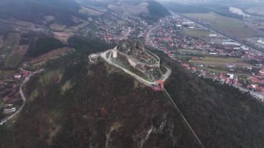 Bulutlu bir günde Ortaçağ Taş Kalesi 'nin çarpıcı hava manzarası. Eylül 2020 'de yüksek kaliteli 4K DJI Maviç 3 görüntü