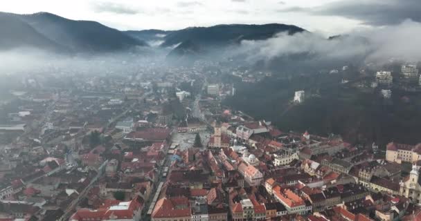 Vista Aérea Brasov Coberto Nevoeiro Misty Manhã Transilvânia Romênia Imagens — Vídeo de Stock