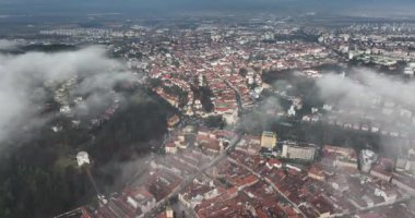 Şehrin modern mimarisi, eski kiliseler ve ortaçağ binaları. Yüksek kalite DJI Mavic 34k ve 5.1 K çekim Kasım 2021. Güçlendirilmiş Ortaçağ Kalesi. Konsey Eski Meydanı