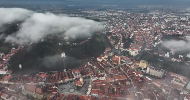 Paisaje Urbano Aéreo Ciudad Día Soleado Niebla Otoñal Montañas Cárpatos — Vídeos de Stock