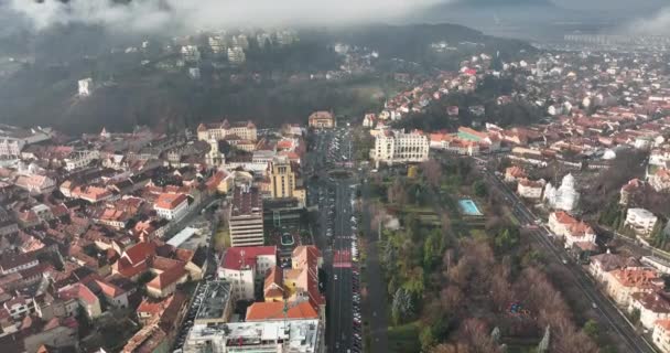 Σπίτια Και Δρόμοι Στην Πόλη Brasov Κάτω Από Την Ομιχλώδη — Αρχείο Βίντεο