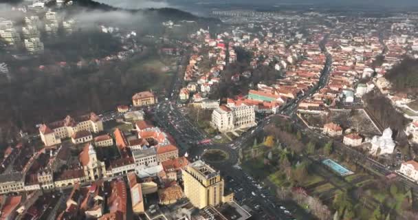 Letecký Brasov Foggy Moring Air Tracking Krajina Strukturálních Budov Vysoce — Stock video