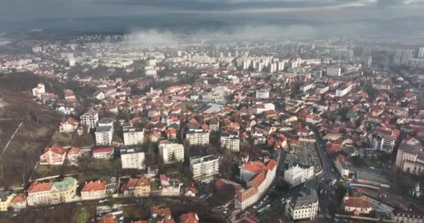 Brasov City Sob Uma Nuvem Nevoeiro Vista Aérea Revela Tiro — Vídeo de Stock