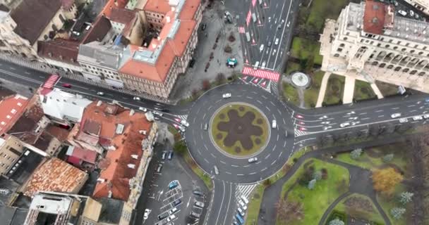 无人机是在罗马尼亚布拉索夫的回旋处开的枪 Tfic Jam解决方案 2021年11月 高质量的Dji Mavic 1K镜头 强化的中世纪城堡 旧议会广场 — 图库视频影像