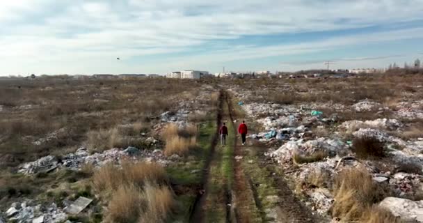 Dwoje Ludzi Spacerujących Ogromnym Pustkowiu Garbadzie Wysypisku Śmietnisku Bukareszcie Rumunii — Wideo stockowe