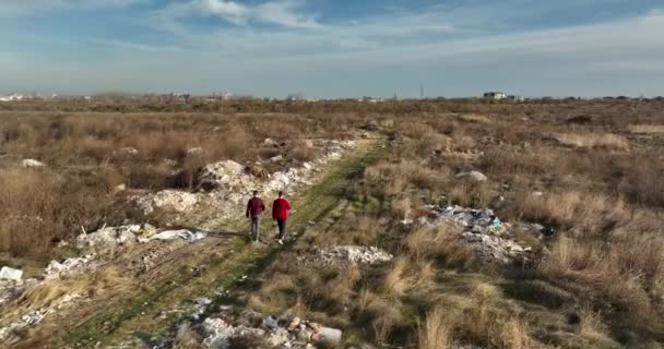 在罗马尼亚布加勒斯特的一个巨大的石塔上行走的两个人 垃圾堆 垃圾堆 垃圾堆 2021年6月用Mavic 3拍摄的高质量4K和5 1K镜头 — 图库视频影像