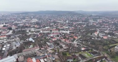 Romanya 'nın Hunedoara Transilvanya kentindeki ünlü Gotik Corvin Kalesi. Kasım 2021 'de Maviç 35.1k ile yüksek kaliteli 4K görüntü